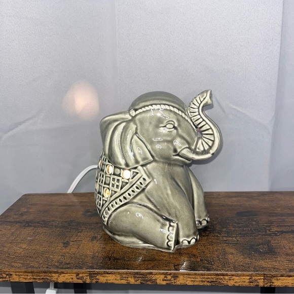 Elephant Figurine Aroma Wax Burner Lamp Table Night Light Home Decor Scent - Picture 1 of 7